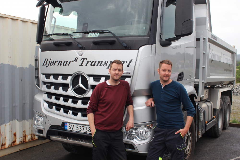 Bjørnar Pedersen (t.h) startet med 1 lastebil i 2000. Idag er broren Glenn og 30 andre ansatte en del av selkapet.